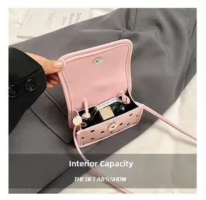 Détails de la capacité interne du mini sac bandoulière rose à pois et fermoir magnétique
