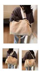 Vue détaillée et lifestyle d'un grand sac de voyage à motif marbre avec doubles poignées