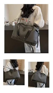 Détails du tissu résistant à l'eau et logo gaufré sur le sac de voyage gris foncé
