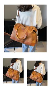 Détail du grand sac de voyage marron camel avec poignées et bandoulière réglable