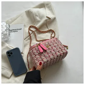 Détails du mini sac en tweed rose avec garnitures dorées et bandoulière en chaîne
