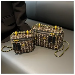 Détail de sacs bandoulière en tweed avec chaînes dorées et pendentifs floraux