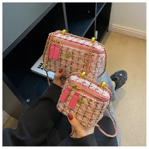 Détail de mini sacs boîte en tweed rose avec fleurs dorées et bandoulière chaîne