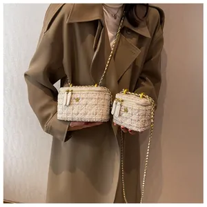 Vue détaillée de mini sacs chaîne en tweed avec boucles fleurs dorées en deux tailles