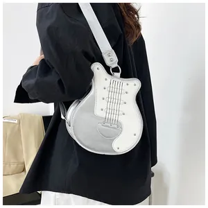 Dettaglio borsa a tracolla a forma di chitarra in pelle argento con ampia tracolla in tessuto