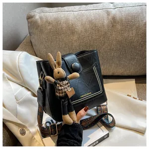 Détail du sac seau noir avec bandoulière vintage et breloque lapin mignonne