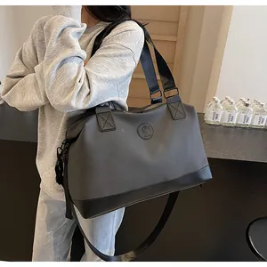 Détail du sac de voyage en nylon imperméable avec poignées en cuir de qualité supérieure