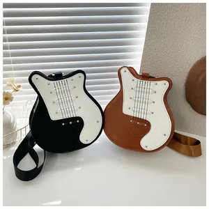 Dettaglio borse creative a forma di chitarra in pelle PU nera e marrone con tracolla