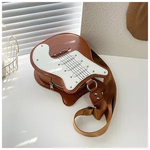 Dettaglio della borsa a forma di violino in pelle PU con tracolla in tessuto
