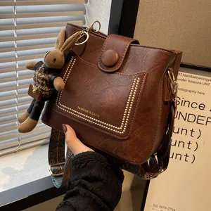 Sac Seau en Cuir PU Vintage pour Femmes Avec Large Bandoulière Ethnique Et Pendentif Lapin Sac à Main Tendance