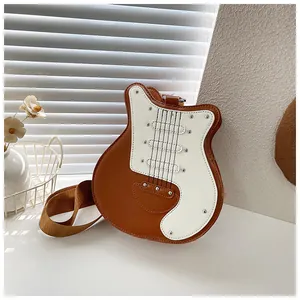 Dettaglio della borsa a tracolla creativa a forma di chitarra elettrica in ecopelle marrone