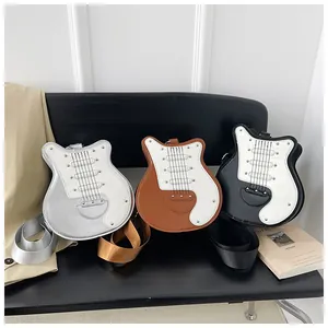 Tre borse a tracolla a forma di chitarra elettrica nei colori argento, marrone e nero