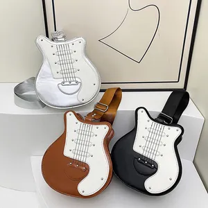 Dettaglio della borsa a tracolla creativa a forma di chitarra con cuciture e borchie