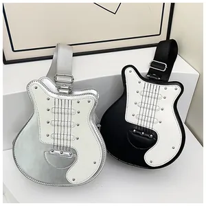 Dettaglio delle borse a tracolla a forma di chitarra con rivetti metallici e cuciture