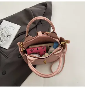 Sac seau rose montrant un grand espace intérieur pour téléphone et maquillage