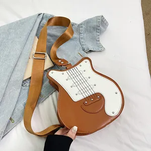 Dettaglio della borsa a tracolla a forma di chitarra con corde e ampia cinghia in nylon