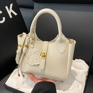 Sac Seau pour Femme en Cuir PU à Grain de Litchi Style Coréen Sac à Main Bandoulière Avec Charme de Chien Mode Minimaliste Quotidienne
