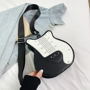 Dettaglio della borsa a tracolla creativa a forma di chitarra con borchie d'argento