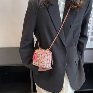 Petit sac box en tweed rose avec boucle florale dorée et bandoulière en chaîne