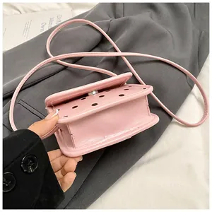 Détail du mini sac rose clair avec doublure à pois et coutures de haute précision