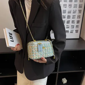 Sac caméra en tweed chic avec fleur dorée et bandoulière chaîne pour femmes élégantes