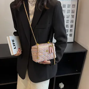 Mini sac boîte en tweed rose avec bijou floral doré et bandoulière chaîne pour femme