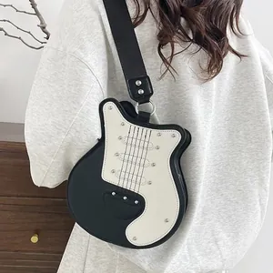 Borsa a tracolla unica a forma di chitarra elettrica in pelle PU bianca e nera su modella