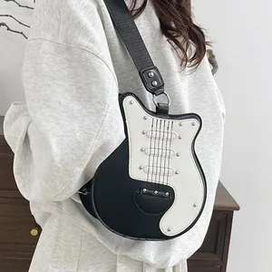 Borsa a tracolla a forma di chitarra elettrica in bianco e nero con borchie in metallo