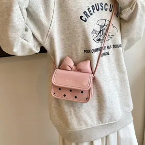 Mini sac à bandoulière rose avec un grand nœud 3D et des pois noirs pour femmes