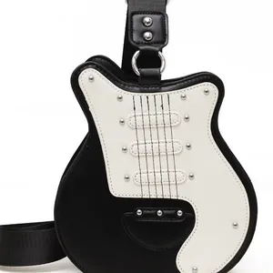 Borsa a tracolla creativa a forma di chitarra in pelle PU bianca e nera con borchie