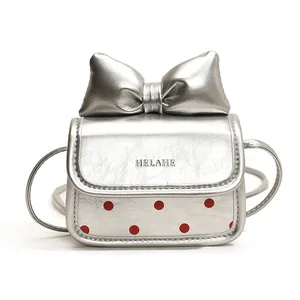 Mini sac bandoulière argenté pour enfants avec nœud, pois rouges et fini métallique