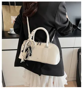 Detalle de bolso de hombro blanco con colgante de encaje para estilo de oficina