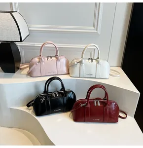 Grupo de bolsos Boston de colores en rosa, blanco, negro y cuero rojo oscuro