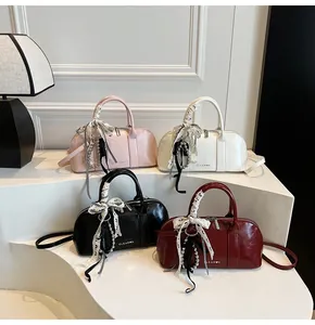Bolsos Boston en cuatro colores con cintas de encaje y colgantes de perlas