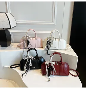 Detalle de los bolsos Boston decorados con cintas, encajes y colgantes de perlas