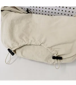 Dettaglio del design con coulisse regolabile e fibbia nera sulla borsa a tracolla