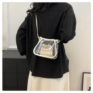 Dettaglio borsa a tracolla trasparente in PVC con bordo bianco e custodia interna in tela