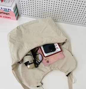 Ampia borsa a mezzaluna in nylon beige con grande capacità per gli oggetti quotidiani