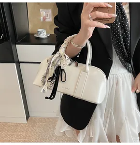 Detalle de bolso blanco brillante con cintas de encaje y cuentas plateadas en interiores