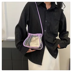 Dettaglio della borsa a tracolla in PVC viola con pochette interna beige a coulisse