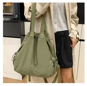 Olijfgroene nylon draagtas over de schouder met grote capaciteit en trekkoord detail