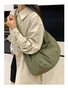 Πλάγια όψη της oversized τσάντας χιαστί μισοφέγγαρο σε λαδί ματ νάιλον ύφασμα