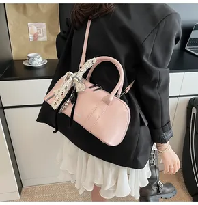 Bolso Boston rosa con encaje y perlas lucido sobre chaqueta negra de estilo coreano