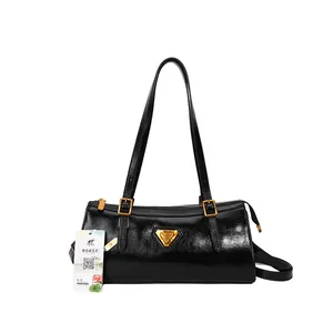 Elegante schwarze Handtasche aus Kunstleder mit goldenen Beschlägen und Metalldetail
