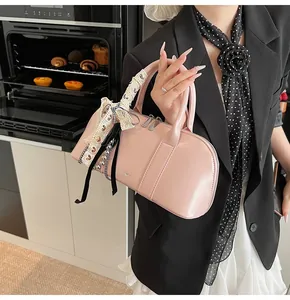 Bolso estilo Boston rosa con ribete de encaje y lazo de cinta negra en el asa