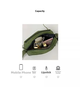 Vue de l'intérieur d'un sac en toile à carreaux verts montrant sa grande capacité et poche