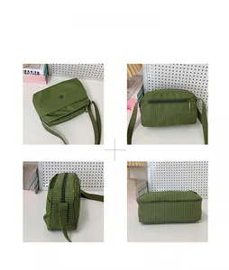 Vues multiples d'un sac bandoulière en toile à carreaux verts avec sangle réglable
