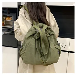 Detail van de legergroene nylon hobo-tas met trekkoord en comfortabele brede schouderriem