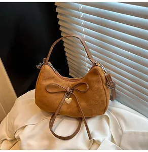 Bruine matte suède hobo tas met decoratieve strik en gouden hartvormige hanger
