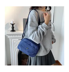 Sac bandoulière en toile à carreaux bleus avec logo métallique et sangle réglable femme